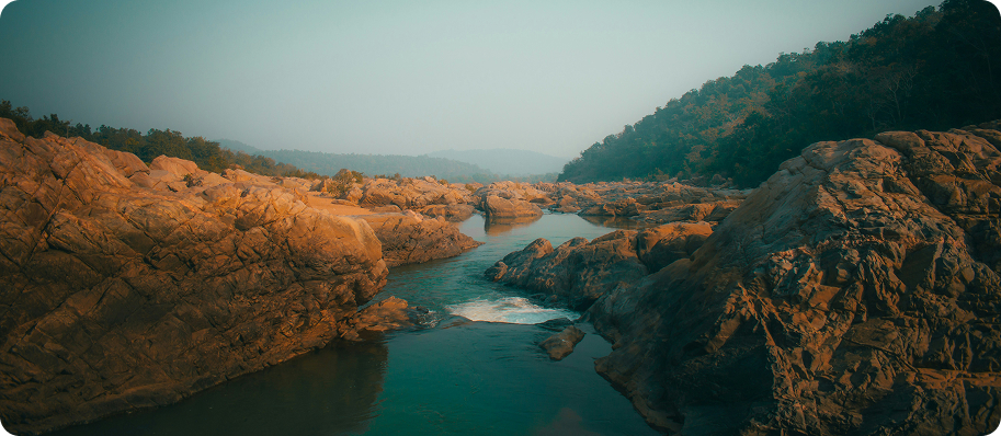 Rio atravessando formações rochosas